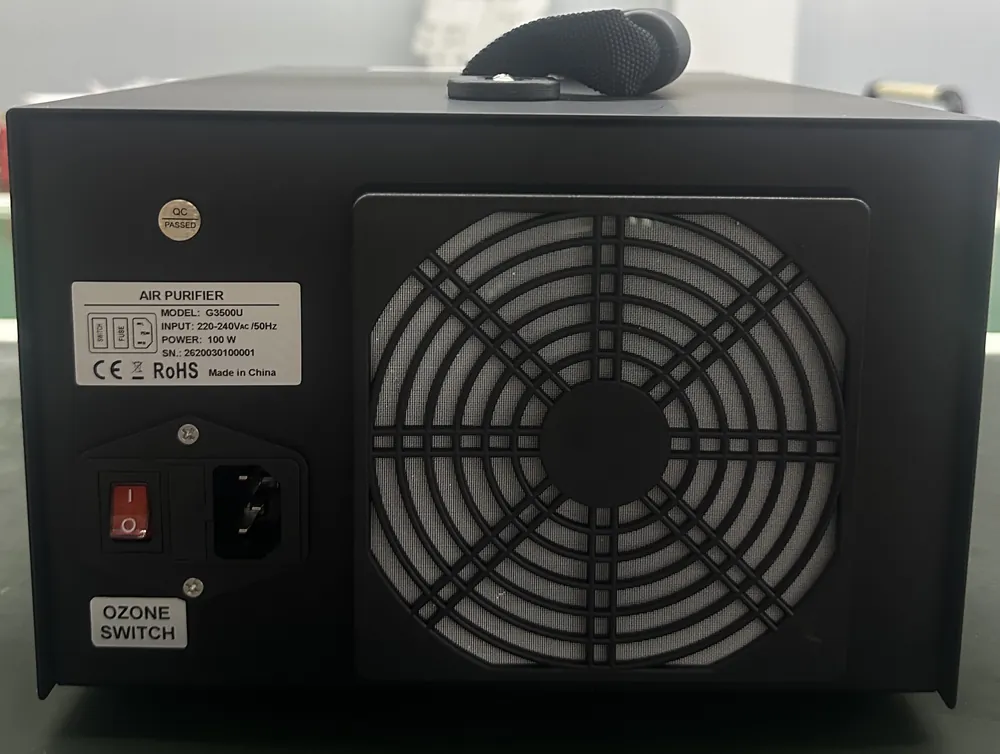 Mặt sau máy E3500: công tắc Ozone riêng, ổ cắm nguồn và màng lọc tĩnh điện